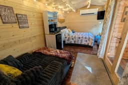 Brand New Cozy Spruce Cabin - Couples Getaway, The Caverns, Waterfalls, Hiking Trails - Image 4