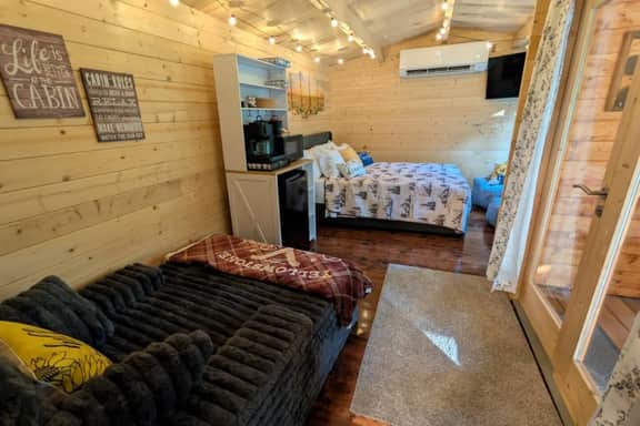 Brand New Cozy Spruce Cabin - Couples Getaway, The Caverns, Waterfalls, Hiking Trails - Image 4